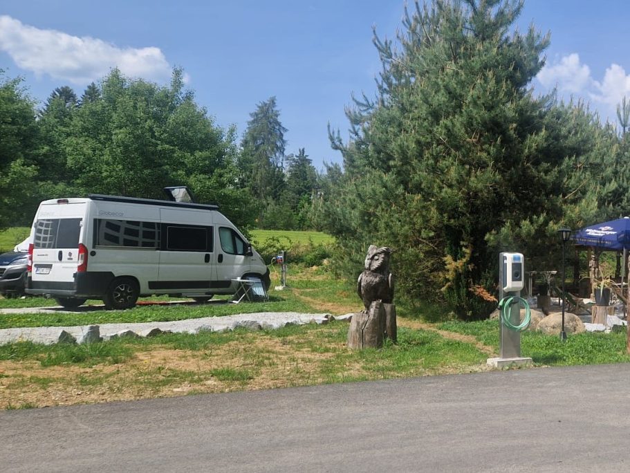 Wohnmobilstellplatz Deluxe mit Grünfläche Wohnmobilstellplatz Deluxe mit Grünfläche